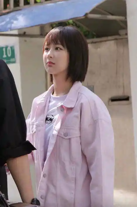 白色短t搭配粉色牛仔衣,服装清新少女感强,短发造型的杨紫看起来