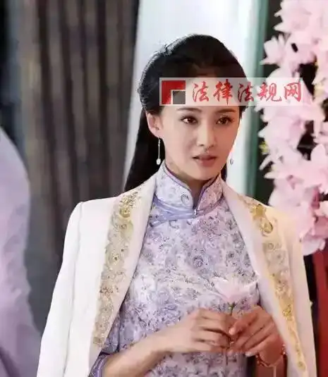 先来看看郑爽,旗袍扮相,略显臃肿.