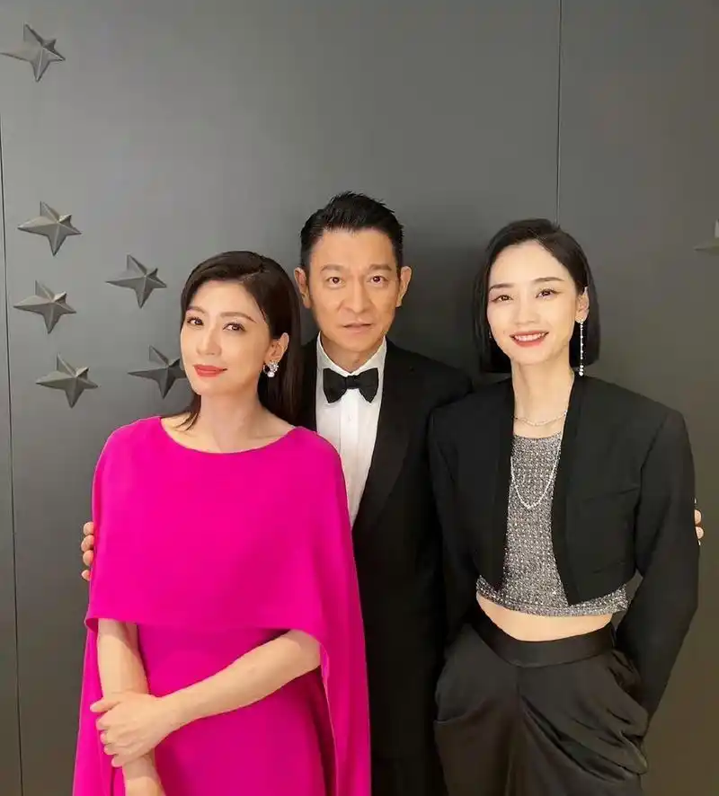 贾静雯追星成功完美圆梦,与偶像刘德华合影,同时发文感谢刘雅瑟的义气