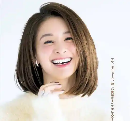 50岁女人的发型"宜短不宜长",不信看这10款短发,洋气又显年轻_头发