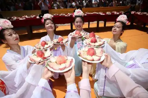 顶用刚成熟的鲜桃摆起了蟠桃盛宴,"玉帝"携"王母"及"众仙家"驾临现场