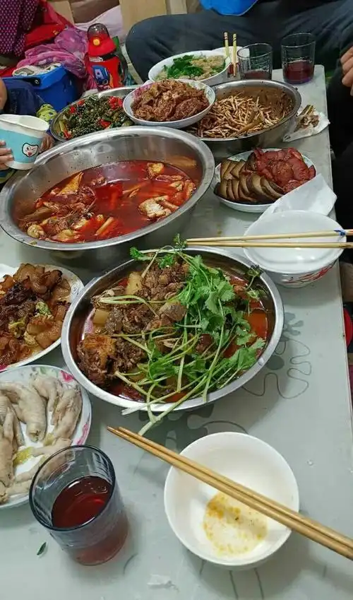 晚上,外婆做了一桌好吃的饭菜.