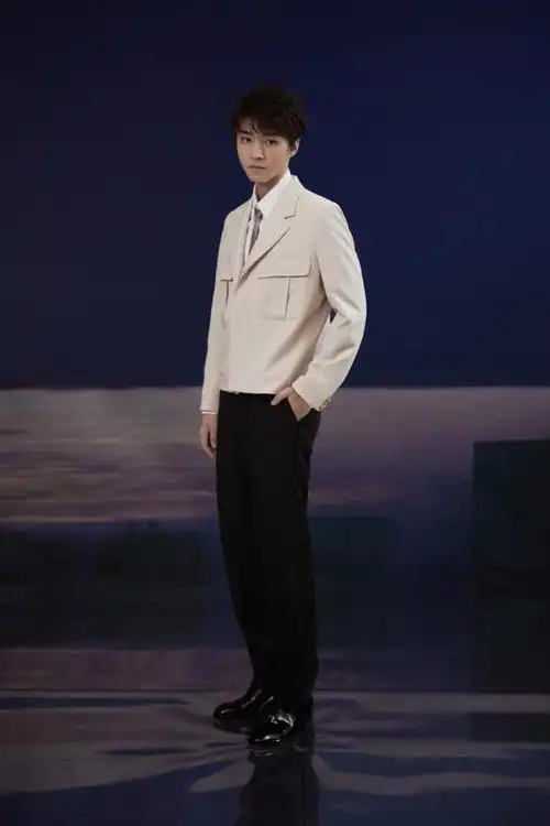 王俊凯的这套look重点在于上半身的米色短款西装,但是不同于普通的