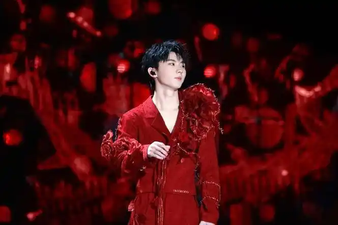 马嘉祺这组红衣造型好惊艳,带刺的红玫瑰,绝美|马嘉祺|红玫瑰|彩虹