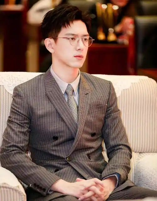 现男友李现上线条纹西装演绎斯文败类再现眼镜杀