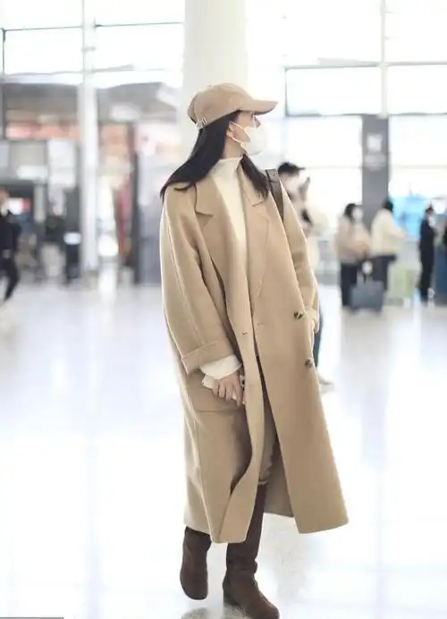 高圆圆现身机场,翻领羊绒大衣搭长筒靴,时尚优雅又显气质