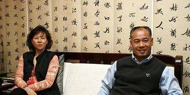 57岁李宁:当年体操王子已身价百亿,头发脱落,妻子依旧貌美如花_陈永妍