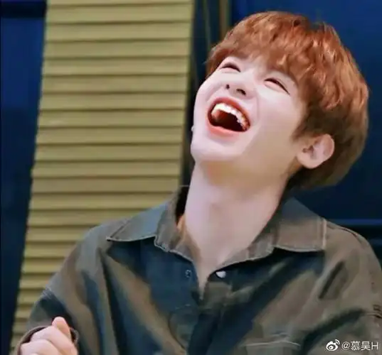 黄明昊超话#黄明昊图片#分享泰菲笑的图片真的是实名制心动(昊哥要
