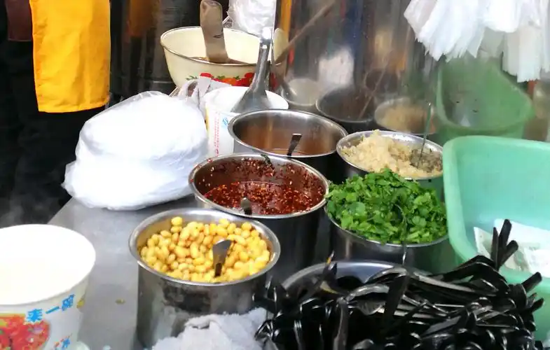 一样的豆腐脑不一样的做法小伙子专卖卤汁豆腐脑深受老人们喜爱