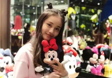 头顶两个丸子头娇俏可爱 就问你好看不