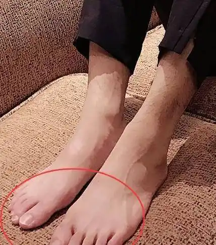 杨洋的脚,易烊千玺的手,蔡徐坤的胸肌,粉丝现在都不看脸了_王俊凯