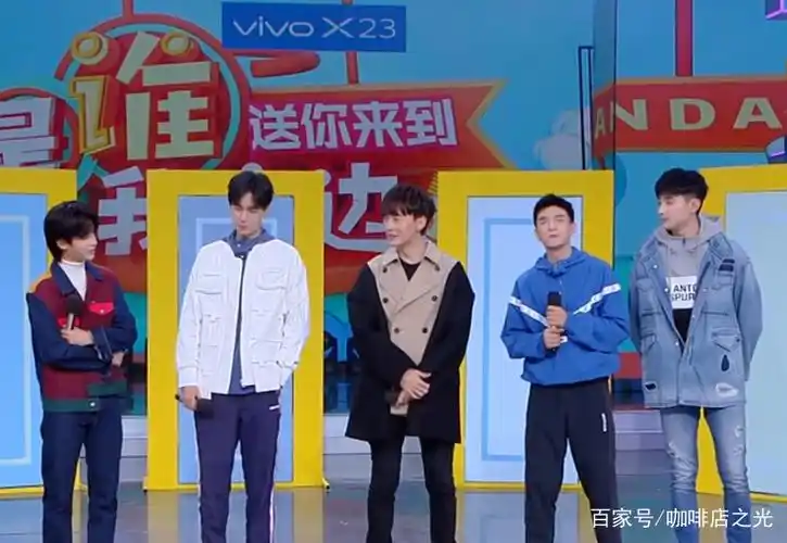 是因为,在这一期,又请来了胡一天,于小彤,这两个人都明显比他高,太逗