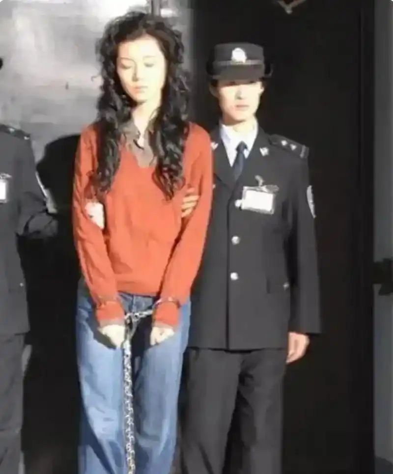 这是中国唯一被执行两次枪决的美女死刑犯毕丽梅,第一次枪决后,"尸体"