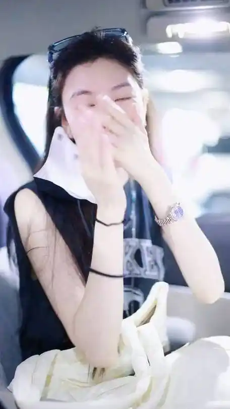 宋妍霏素颜现身机场