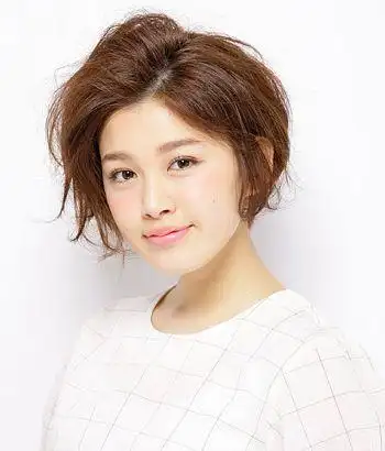 方脸型适合烫怎么样的短发 方脸短烫发发型图片(3)