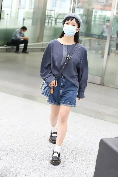 沈月美美晒机场照,评论区:减一下肥谢谢沈月_上镜_生活_体重
