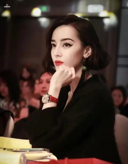 短发造型有点显老,美感全靠身材在撑|迪丽热巴|短发|造型|范冰冰