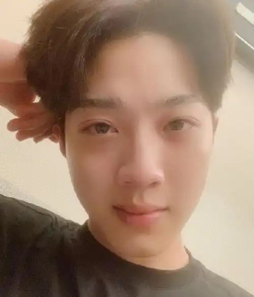 说起来赖冠霖,很多网友都知道他是一个奶油小生,五官非常的精致,皮肤