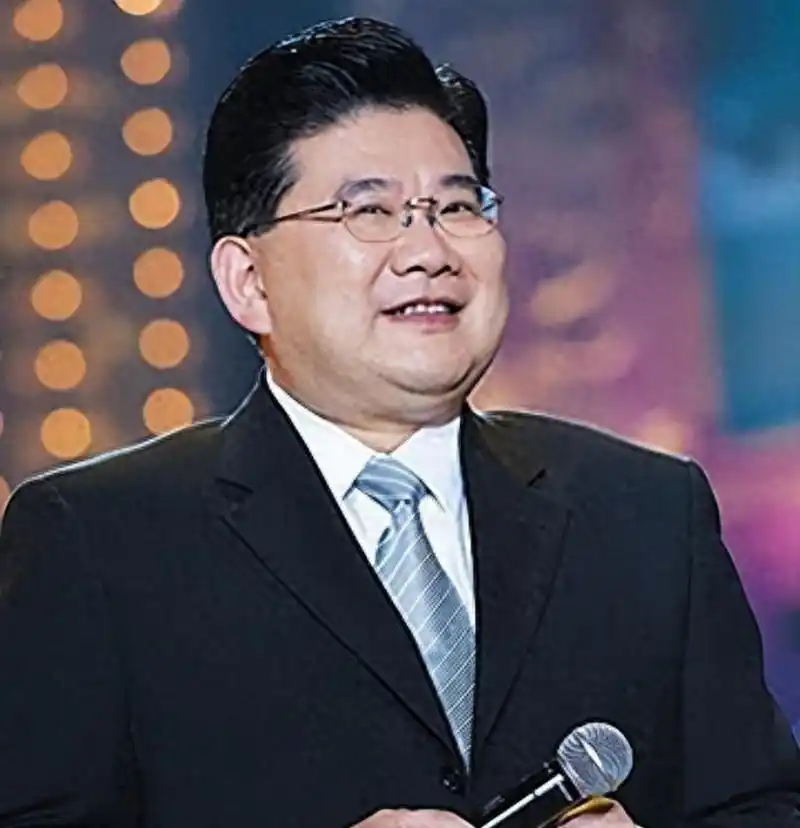 曹可凡作为上海第一主持人,主持风格独特,深受观众喜爱.但最近因九转