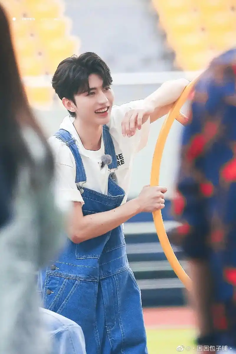 奔跑吧蔡徐坤 #蔡徐坤ikun #蔡徐坤  爱上盛开的蓝玫 - 抖音