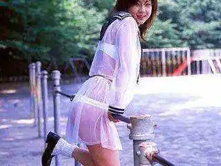 这所高校发的透明校服,你能接受吗 家长:不能穿