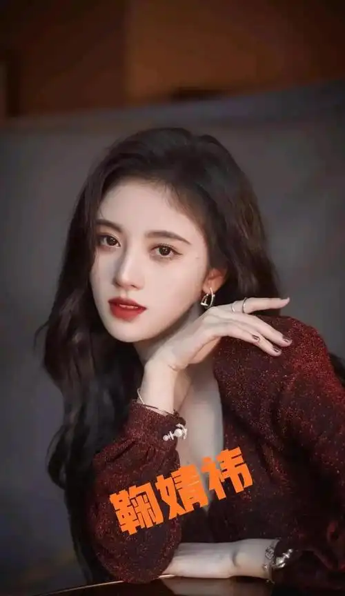 鞠婧祎angelababy虽然演技经常被人质疑,但颜值非常完美,时尚界的宠儿