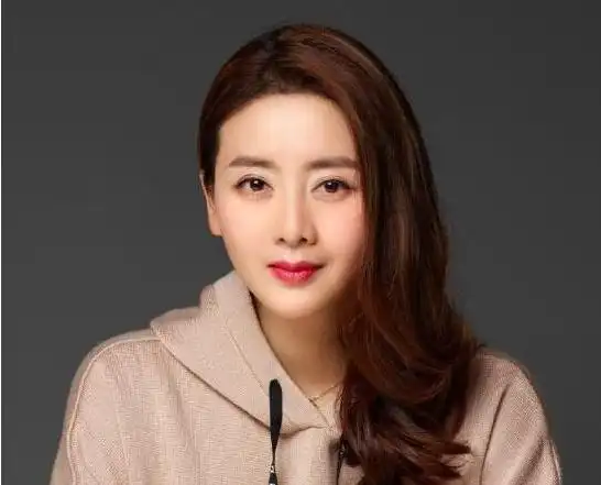 为爱情拒绝琼瑶,却以离婚收场,今嫁给小6岁老公,成隐形富婆_李佳璘