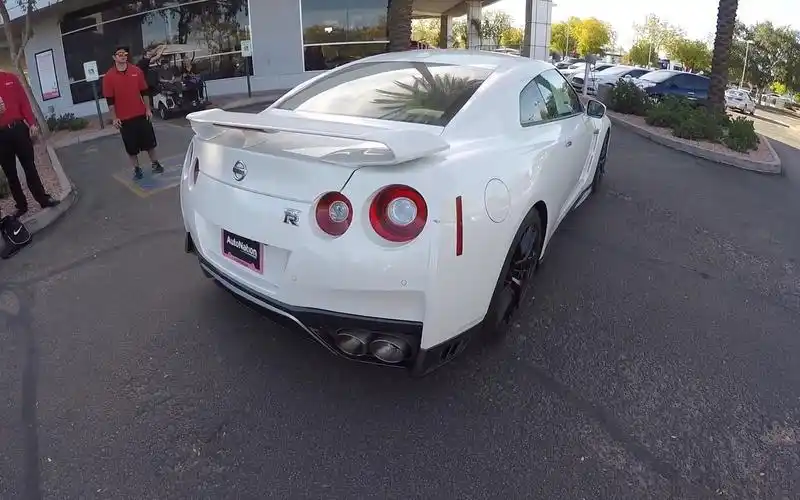 2017日产gtr 白色