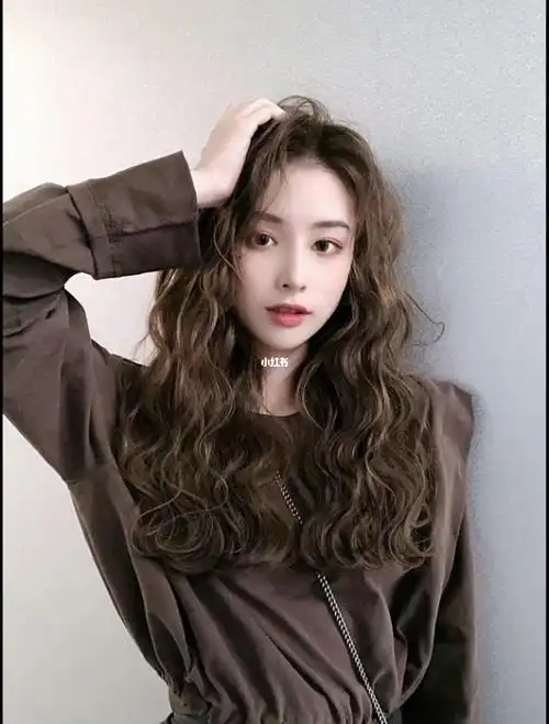 显脸小瘦脸发型中长发蛋蛋卷慵懒浪漫风格