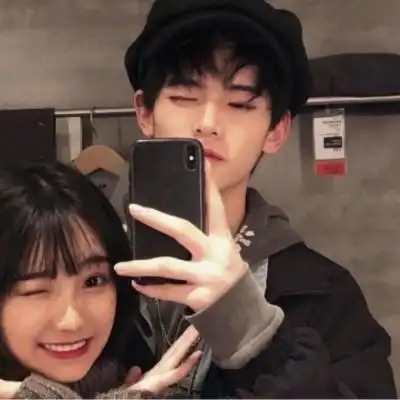 "火热全网"的情侣头像,一左一右"秀恩爱",00后安排