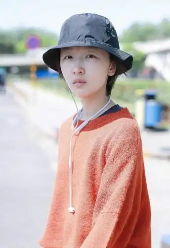 周冬雨戴渔夫帽"戳脸"搞怪可爱 素颜现身皮肤嫩出水