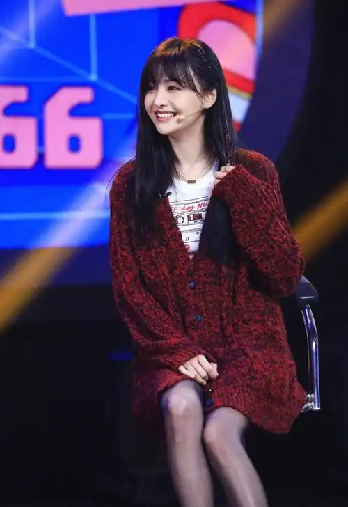 郑爽罕见走性感风,穿黑丝袜搭配细高跟鞋,"竹竿腿"令人羡慕