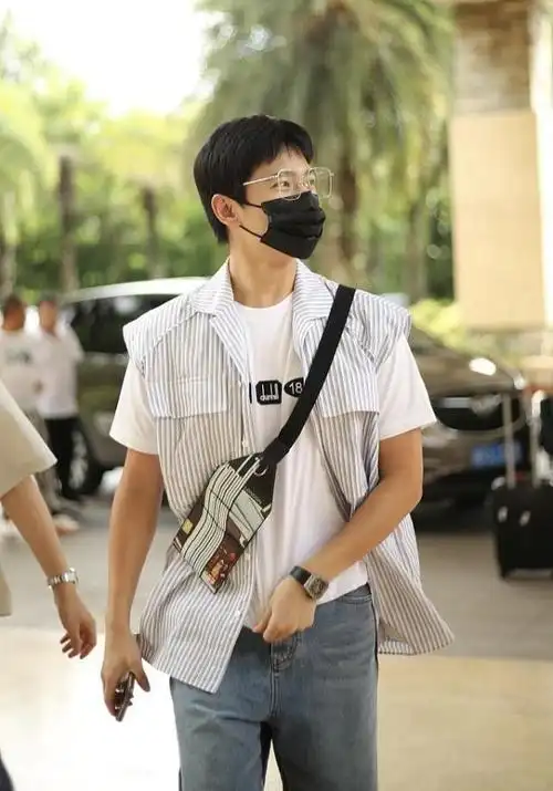 杨洋齐刘海还挺嫩白色t恤显得阳光清新条纹衬衫马甲穿出个性