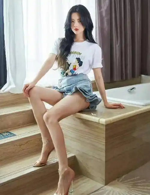 可爱女神杨超越,性感大长腿俘获无数网友的心,这长腿根本看不腻