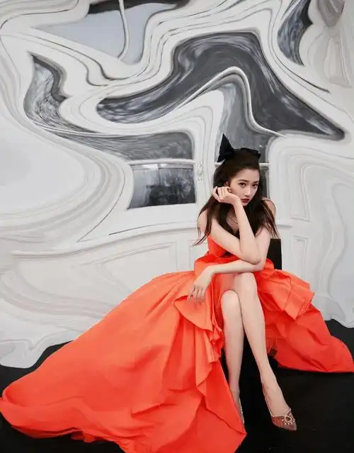 关晓彤全新造型giambattistavalli2021春夏荧光橘礼服