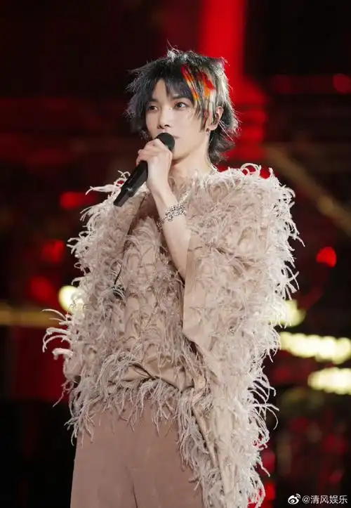 华晨宇再回鸟巢开演唱会