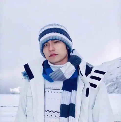 周杰伦晒20年前旧照,青涩干净面容令网友直呼:我最早是颜粉!