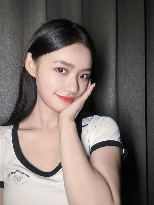 林允的素颜##林允捏脸自拍