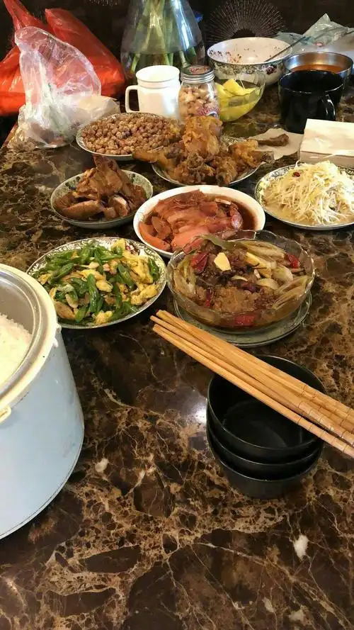 一家人在一块吃饭,好幸福