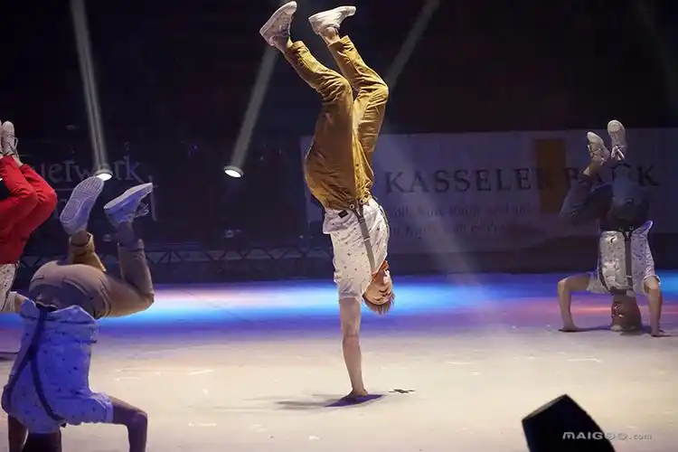 跳街舞的男生图片街舞帅气动作图片大全