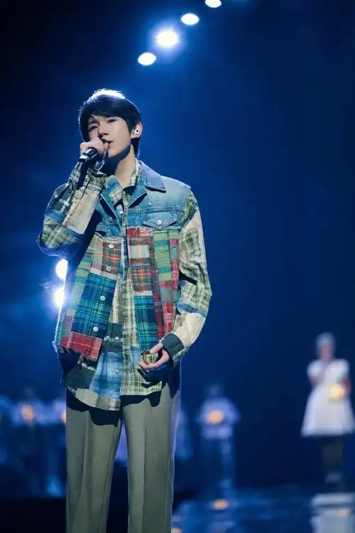 光影下氛围感拉满期待跨年夜正式舞台#王源跨年彩排图