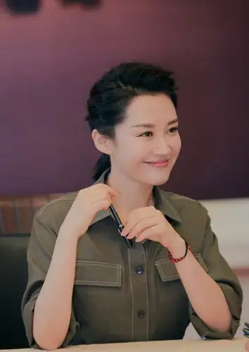 原创许晴真是逆生长,穿运动装配丸子头清爽减龄,50岁活成小姑娘模样