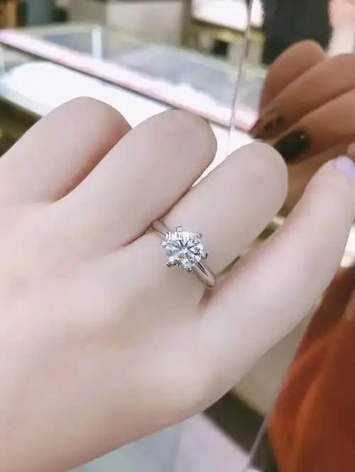 订婚一克拉钻戒