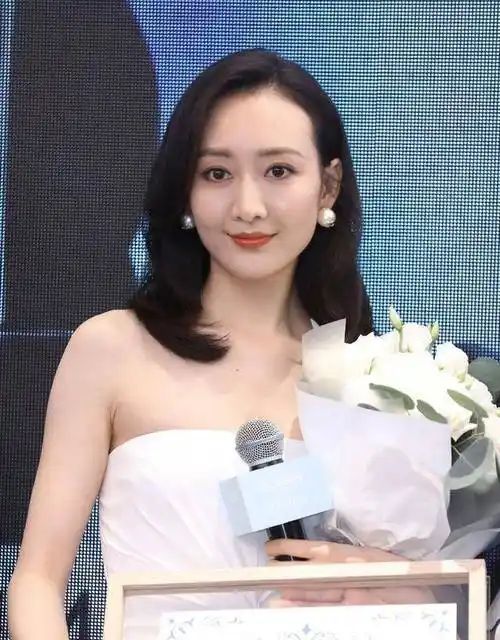 王鸥公开出席活动,穿白色连衣长裙身材太高挑,不愧是模特出身 - 华娱