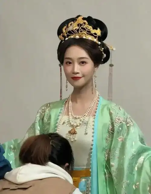 蓝盈莹穿翠绿色汉服雍容华贵 气场全开如皇后降临|于正|浣碧|古装