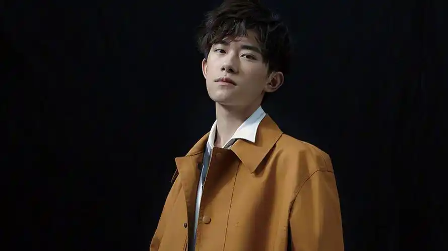 易祥千玺 明星风尚壁纸【2】壁纸于2020-06-16上传元气壁纸平台,明星