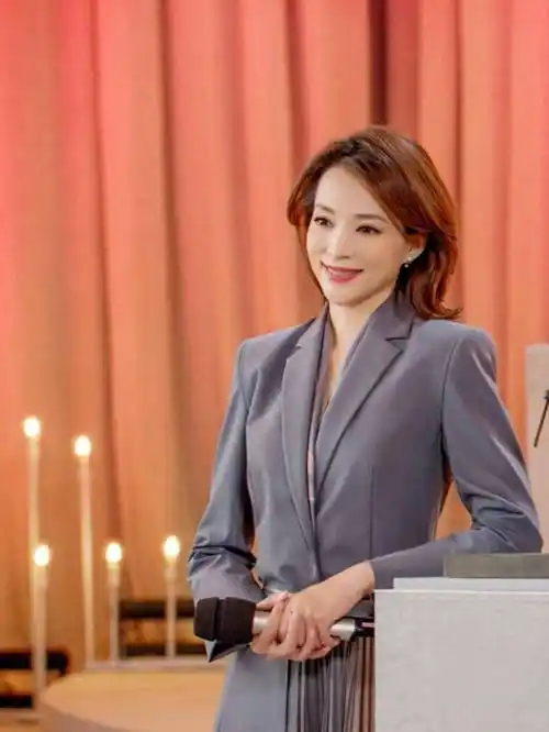 董卿亲身示范:不穿老年装,不烫老年头,50岁都没大妈感_体态_气质_中年