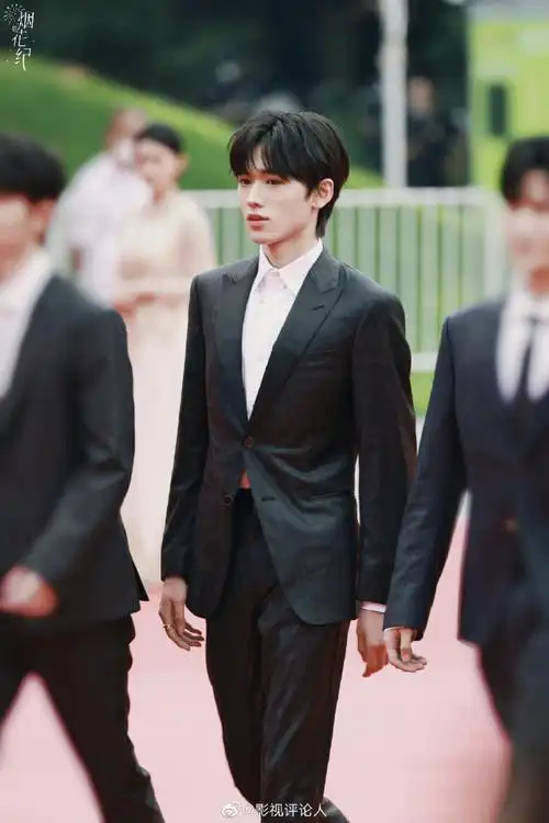 西装宋亚轩真的帅的好端正哦@时代少年团-宋亚轩#北影节红毯上的明星