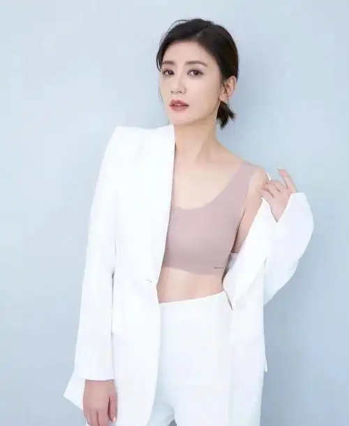 47岁贾静雯拍内衣大片晒香肩马甲线像27岁,果然是自律的女人最美