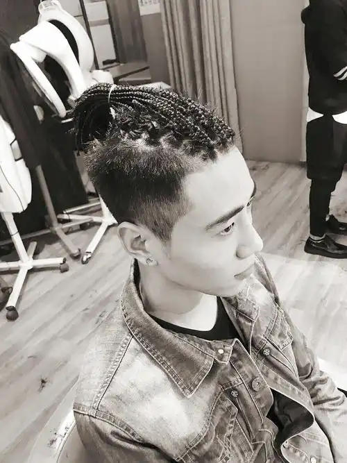 厌倦了普通却又没耐心留不起长又想绑头发的男士可以尝试小脏辫哦!